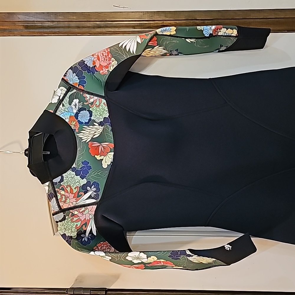 Hevto brand wetsuit size small NWT - Picture 2 of 8